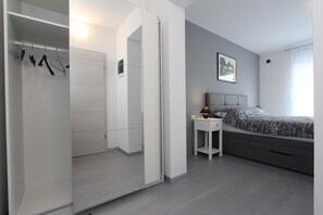 3 bedrooms, desk, free WiFi, bed sheets