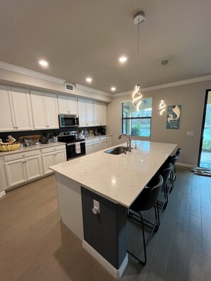 Fridge, microwave, oven, stovetop - Bonita National Coach home, offers endless amenities for everyone (Bonita Springs)
