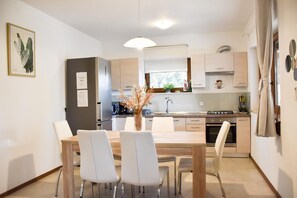 ثلاجة، ميكروويف، موقد طهي مسطح، غسالة أطباق