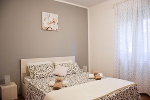 2 عدّة غرف نوم ومكتب وواي فاي مجانًا وملاءات أسرّة