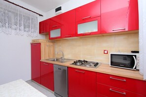 Fridge, microwave, stovetop, dishwasher