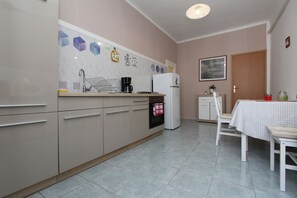 Fridge, microwave, stovetop, coffee/tea maker - Idyllic apartment right in the old town of Rovinj, only 5 minutes to the beach (Rovinj)