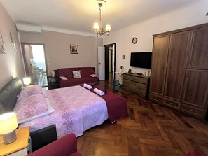1 bedroom, desk, free WiFi, bed sheets