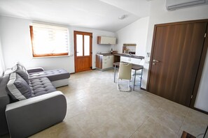 Living area - Fantastic apartment with saltwater pool, welcome drink, barbecue area - near Rovinj (Kanfanar)