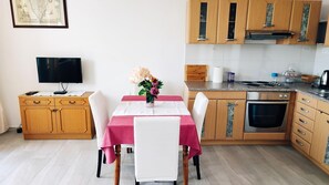 Fridge, stovetop, coffee/tea maker, toaster