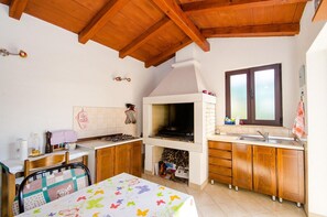 Kjøleskap, mikrobølgeovn, kokeplater og kaffetrakter/tekoker