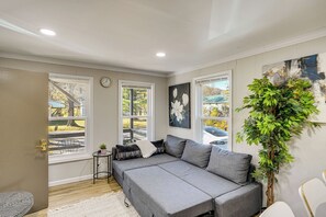 House (6 Bedrooms) | Interior