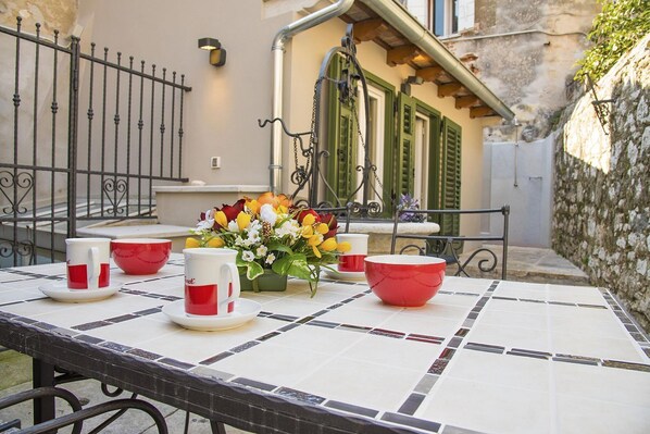 Outdoor dining - Stunning old town apartment with private terrace, outdoor shower - only 500 meters to the beach (Rovinj)
