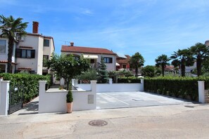Property grounds - Comfortable apartment with private balcony, private parking, baby crib, air conditioning (Rovinj)