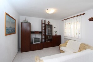 Living area - Comfortable apartment with private balcony, private parking, baby crib, air conditioning (Rovinj)