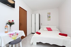 1 bedroom, desk, free WiFi, bed sheets
