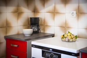 Kjøleskap, kokeplater, oppvaskmaskin og kaffetrakter/tekoker