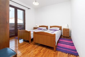 2 makuuhuonetta, työpöytä, ilmainen Wi-Fi, vuodevaatteet