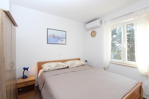 1 bedroom, desk, free WiFi, bed sheets