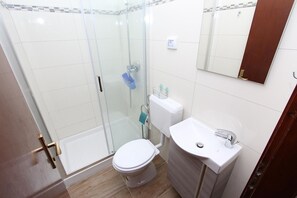 Douche, serviettes fournies
