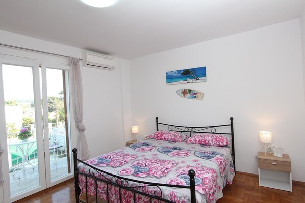 1 bedroom, desk, free WiFi, bed sheets