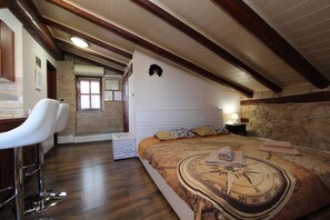 1 bedroom, desk, free WiFi, bed sheets