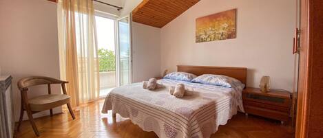 3 bedrooms, desk, free WiFi, bed sheets