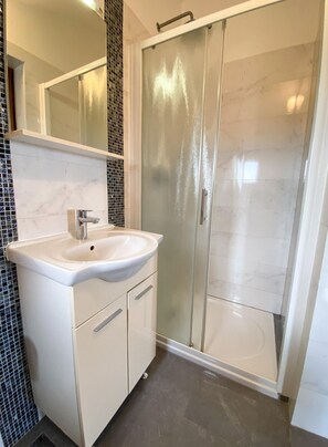 Shower, towels