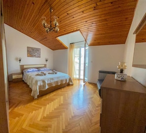 3 habitaciones, escritorio, wifi gratis y ropa de cama 