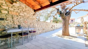 Outdoor dining - Mediterranean and dog-friendly apartment only 600 meters to the beach (Novigrad)