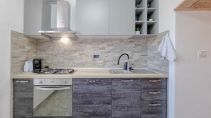 Fridge, microwave, oven, stovetop - Mediterranean and dog-friendly apartment only 600 meters to the beach (Novigrad)