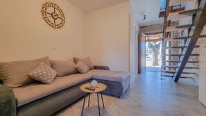 TV - Mediterranean and dog-friendly apartment only 600 meters to the beach (Novigrad)