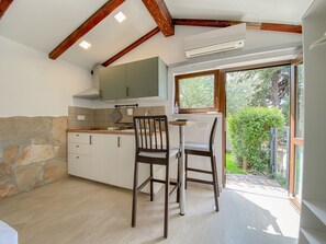 Fridge, microwave, stovetop, coffee/tea maker - Picturesque studio apartment with 2 bikes, terrace - just 250 meters to the beach (Novigrad)