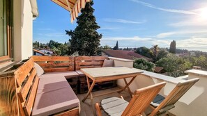 Outdoor dining - Modern apartment only 250 meters to the beach with 2 balconies, washing machine, WiFi (Novigrad)