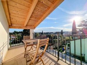 Outdoor dining - Modern apartment only 250 meters to the beach with 2 balconies, washing machine, WiFi (Novigrad)