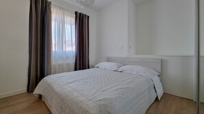 3 bedrooms, desk, free WiFi, bed sheets - Modern apartment only 250 meters to the beach with 2 balconies, washing machine, WiFi (Novigrad)