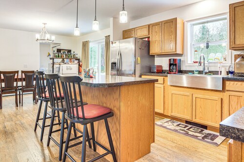 Near Skiing: Serene Harrison Retreat w/ Fire Pit