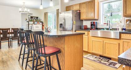 Near Skiing: Serene Harrison Retreat w/ Fire Pit