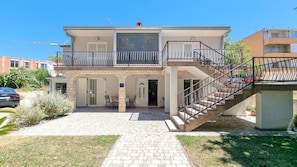 Exterior - Charming apartment just 350 meters from the beach, surrounded by Mediterranean plants (Novigrad)