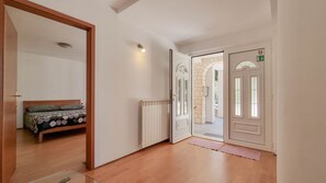 2 bedrooms, desk, free WiFi, bed sheets - Charming apartment just 350 meters from the beach, surrounded by Mediterranean plants (Novigrad)