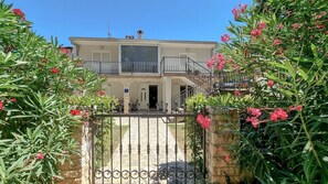 Exterior - Charming apartment just 350 meters from the beach, surrounded by Mediterranean plants (Novigrad)