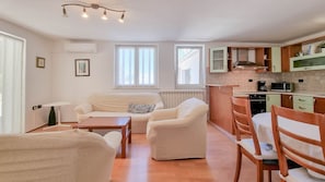 Living area - Charming apartment just 350 meters from the beach, surrounded by Mediterranean plants (Novigrad)