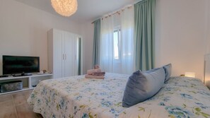1 bedroom, desk, free WiFi, bed sheets - Dog-friendly and modern apartment only 600 meters to the beach with barbecue area (Novigrad)