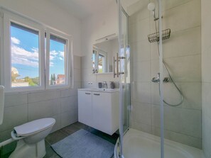 Douche, serviettes fournies