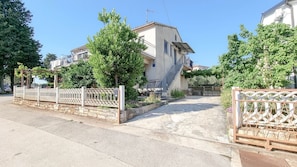 Exterior - Dog-friendly and modern apartment only 600 meters to the beach with barbecue area (Novigrad)