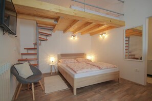 1 bedroom, desk, free WiFi, bed sheets