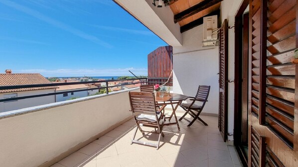 Outdoor dining - Mediterranean apartment only 700 meters to the beach with sea view, barbecue, private parking (Novigrad)