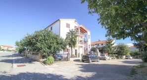 Exterior - Mediterranean apartment only 700 meters to the beach with sea view, barbecue, private parking (Novigrad)