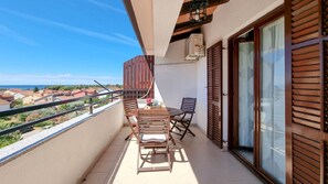 Outdoor dining - Mediterranean apartment only 700 meters to the beach with sea view, barbecue, private parking (Novigrad)