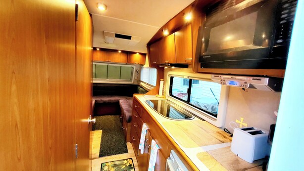 Interior - Que Luxury Camper Ct (New Haven)