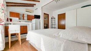 1 bedroom, desk, free WiFi, bed sheets