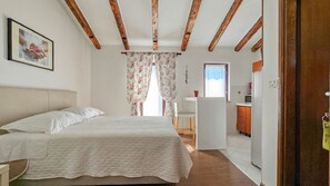 1 bedroom, desk, free WiFi, bed sheets - Rustic studio apartment just 700 meters to the beach with sea view (Novigrad)