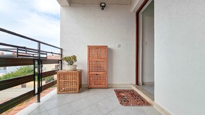 Property grounds - Rustic studio apartment just 700 meters to the beach with sea view (Novigrad)