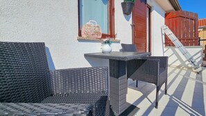 Terrace/patio - Rustic studio apartment just 700 meters to the beach with sea view (Novigrad)