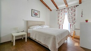 1 室のベッドルーム、デスク、WiFi (無料)、ベッドシーツ